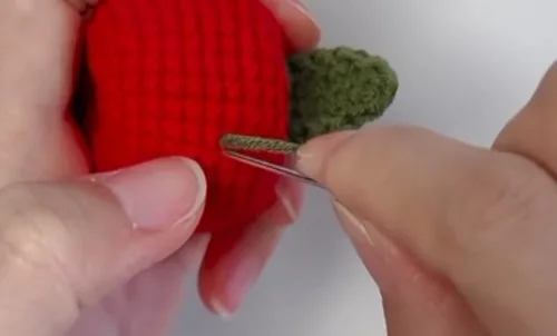 How to crochet a tiny apple keychain charm — photo 2