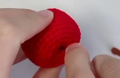 How to crochet a tiny apple keychain charm — photo 3