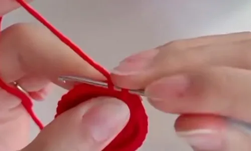 How to crochet a tiny apple keychain charm — photo 4