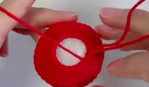 How to crochet a tiny apple keychain charm — photo 5