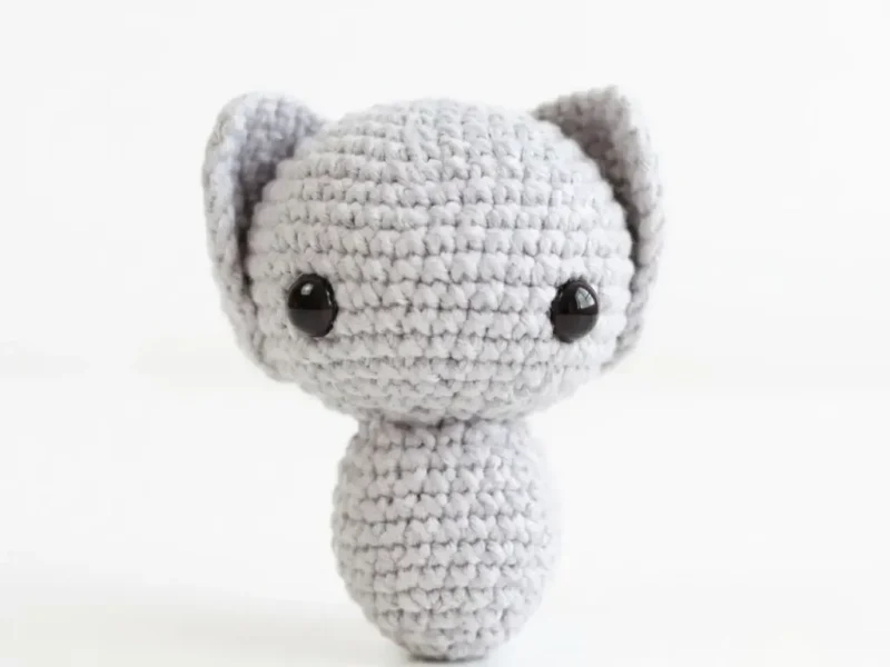Small crochet bat keychain amigurumi pattern