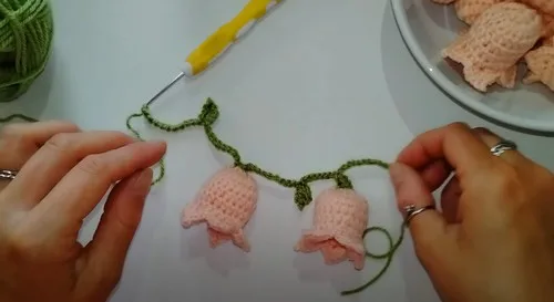 Easy crochet flower garland with hdc petals — photo 5