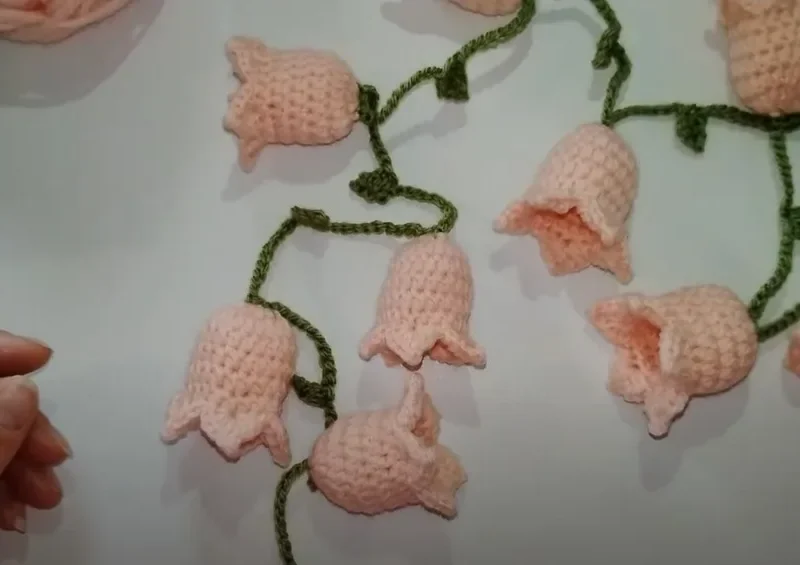 Easy crochet flower garland with hdc petals