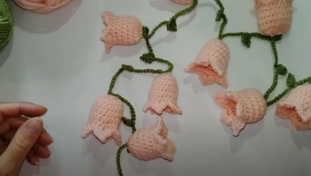 Easy crochet flower garland with hdc petals