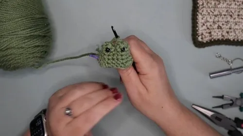 Small crochet frog keychain pattern for one sitting — photo 2