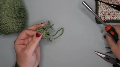 Small crochet frog keychain pattern for one sitting — photo 4