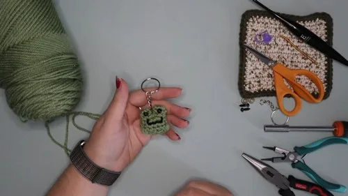 Small crochet frog keychain pattern for one sitting