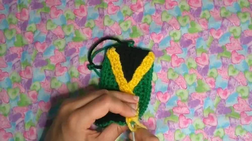 Easy crochet Jamaican flag applique for beginners — photo 2
