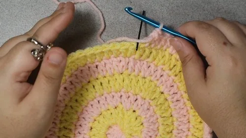 Crochet a spiral candy pillow with color-change rounds — photo 2