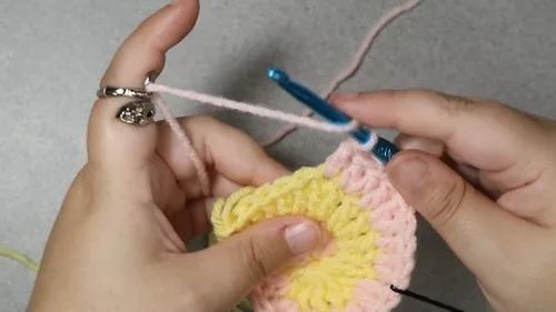 Crochet a spiral candy pillow with color-change rounds — photo 3
