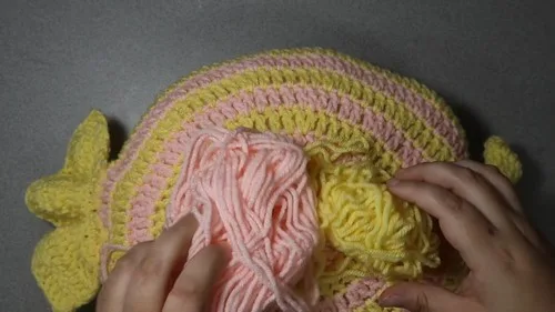 Crochet a spiral candy pillow with color-change rounds — photo 4