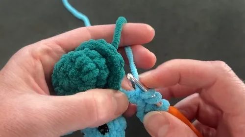 Small crochet turtle keychain pattern with shell and head — photo 3