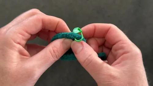 Small crochet turtle keychain pattern with shell and head — photo 4