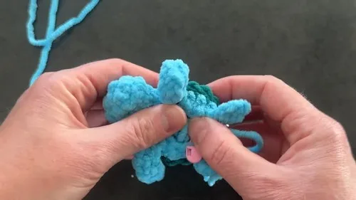 Small crochet turtle keychain pattern with shell and head — photo 5