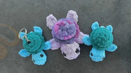 Small crochet turtle keychain pattern with shell and head
