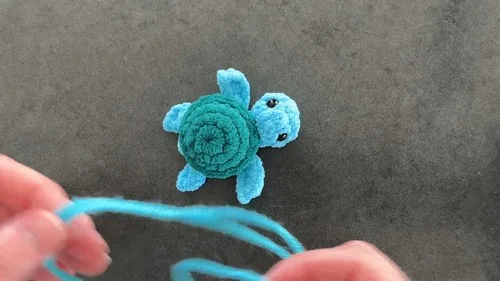 Small crochet turtle keychain pattern with shell and head — photo 2