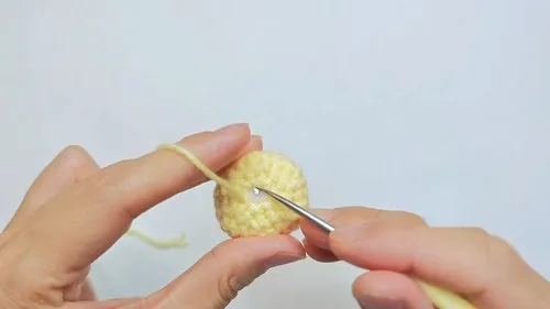 How to crochet a wired lavender daisy flower — photo 3