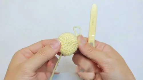 How to crochet a wired lavender daisy flower — photo 4