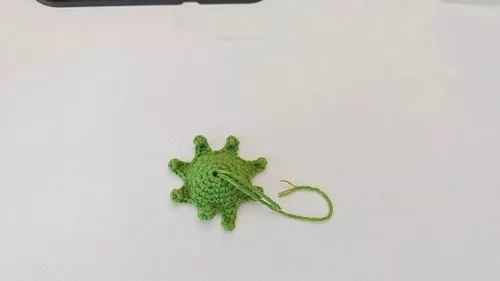How to crochet a wired lavender daisy flower — photo 6