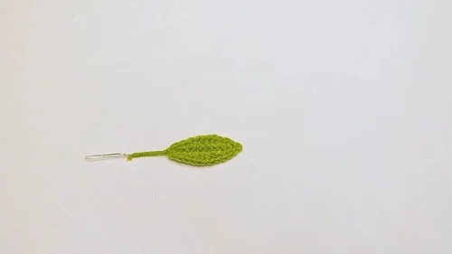 How to crochet a wired lavender daisy flower — photo 2