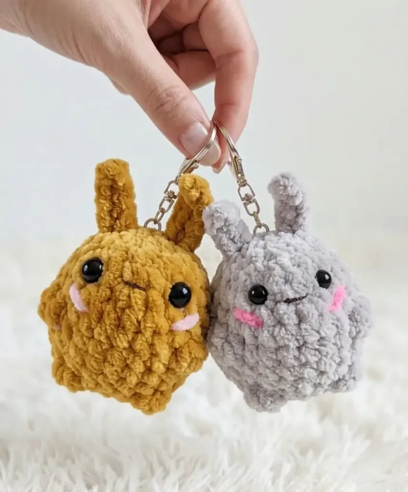 One-piece crochet bunny keychain amigurumi pattern — photo 2