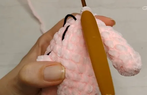 Plush amigurumi bunny crochet pattern with safety eyes — photo 2