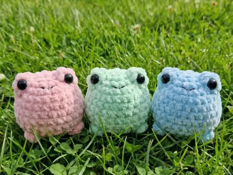 How to crochet a stackable amigurumi frog