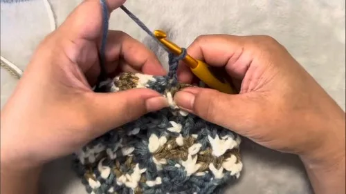 Textured post stitch hat worked in one skein — photo 3