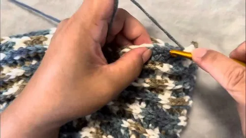 Textured post stitch hat worked in one skein — photo 4