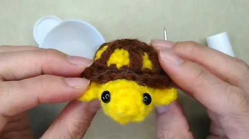 Two-color amigurumi turtle plushie pattern — photo 2