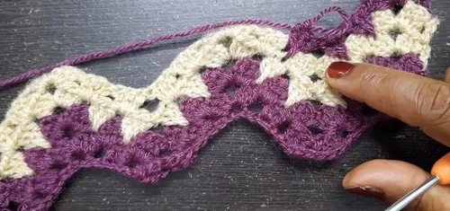 How to crochet a two-color zigzag scarf — photo 2
