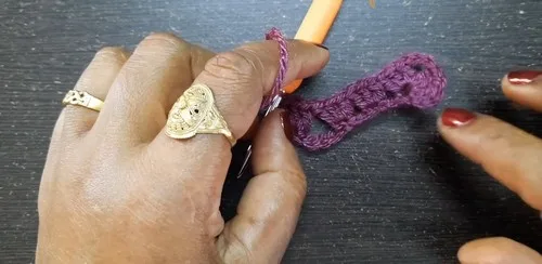 How to crochet a two-color zigzag scarf — photo 3