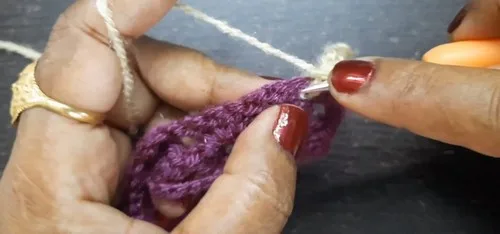 How to crochet a two-color zigzag scarf — photo 4