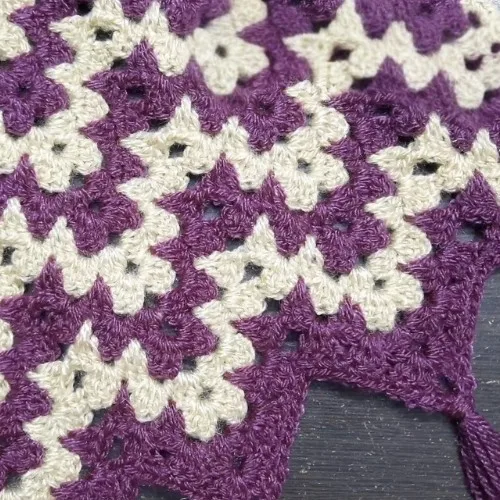 How to crochet a two-color zigzag scarf