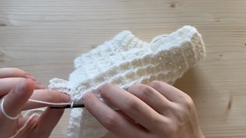 Waffle stitch baby sweater with V stitch corners — photo 3