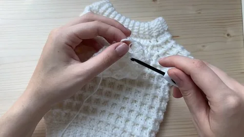 Waffle stitch baby sweater with V stitch corners — photo 4